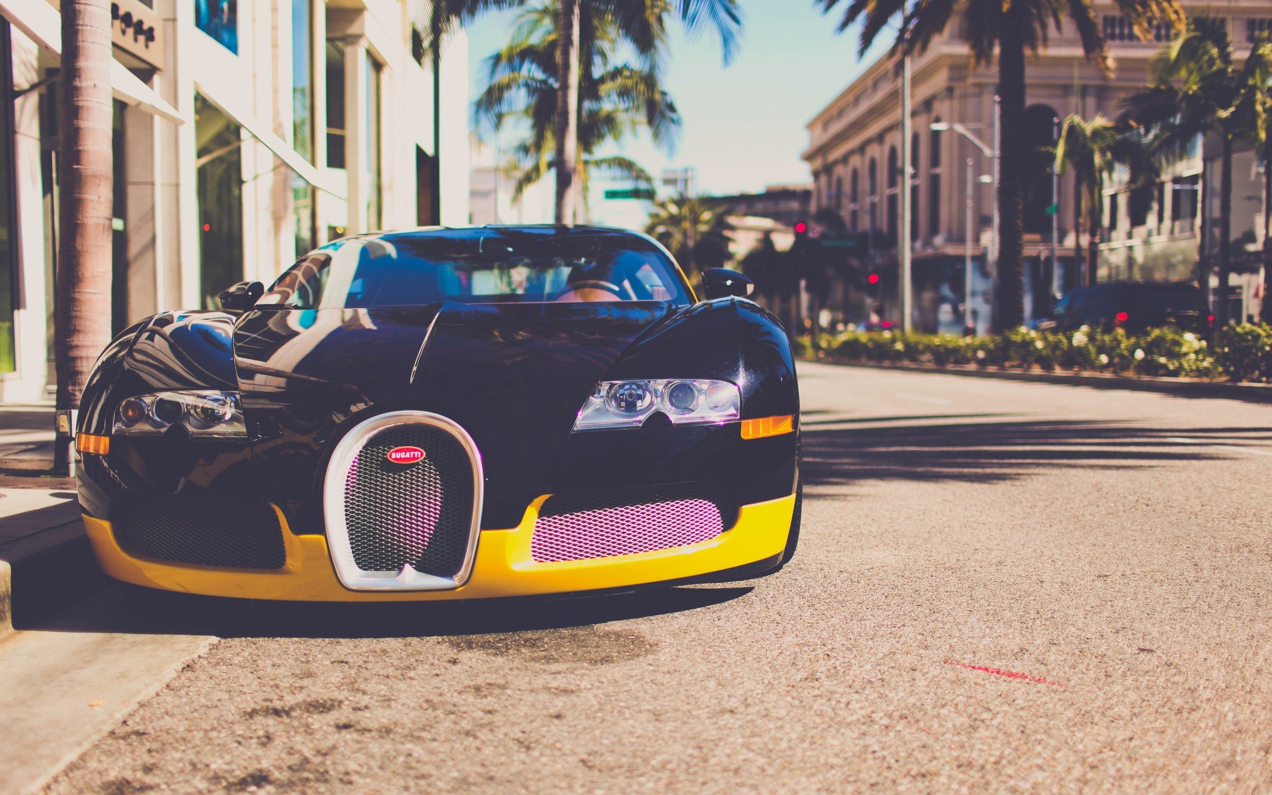 Bugatti Veyron в курортном городе